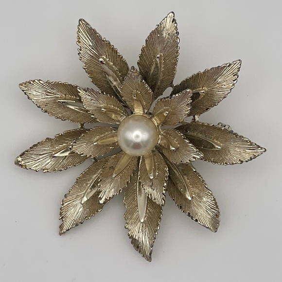 Vintage Lisner Gold Tone Faux Pearl Center Flower Brooch - Picture 1 of 7